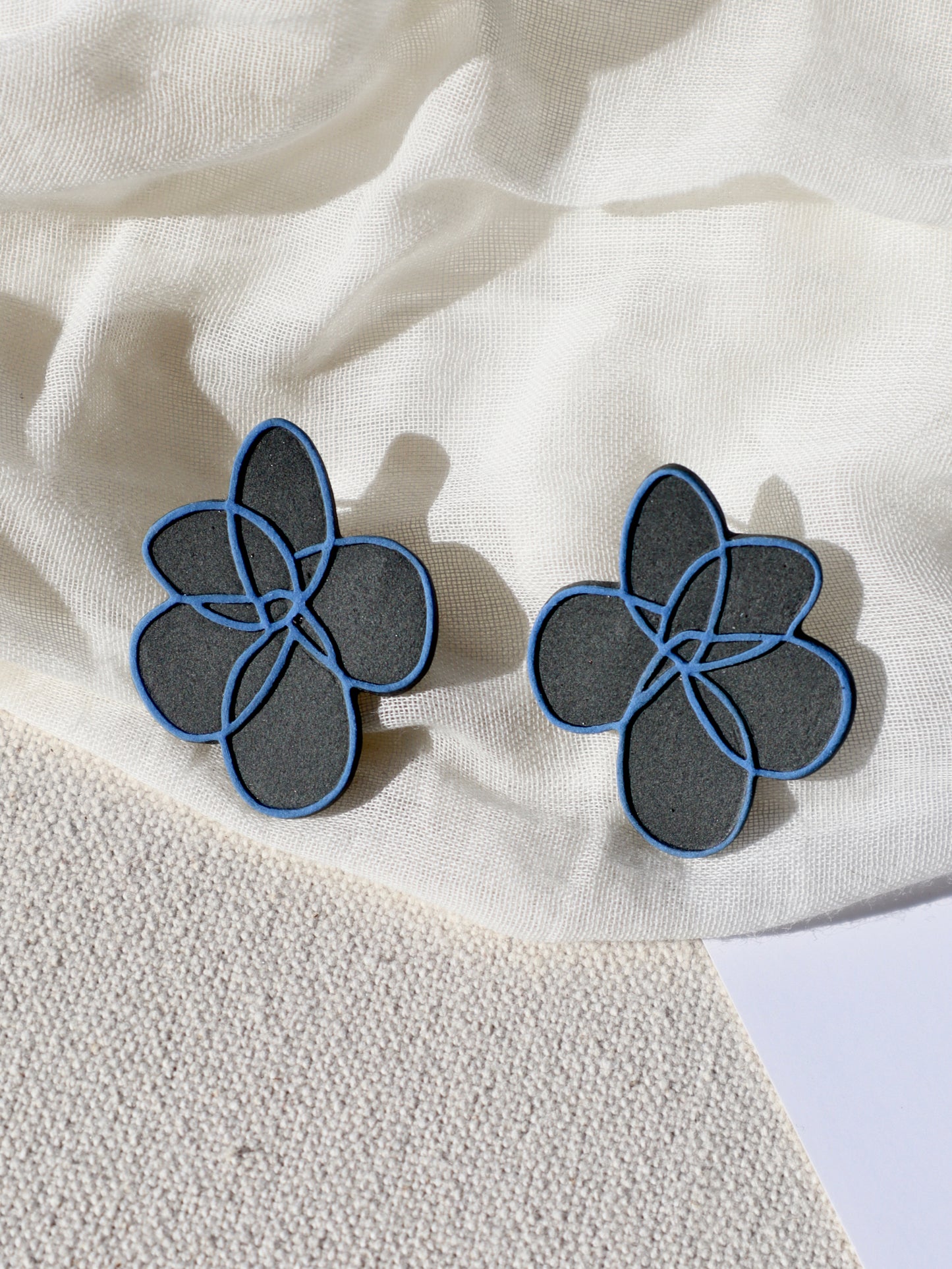 Contour Flower Earrings Midnight