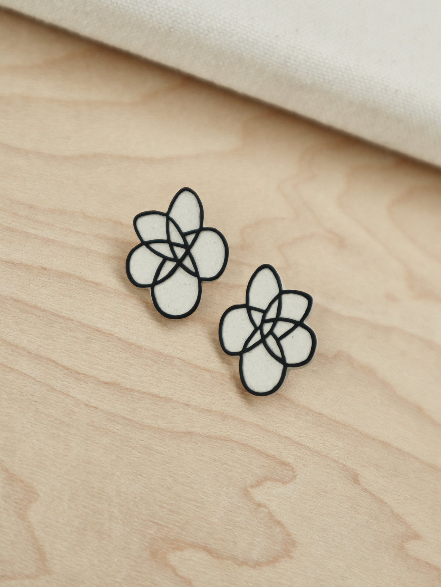 Contour Flower Earrings Black