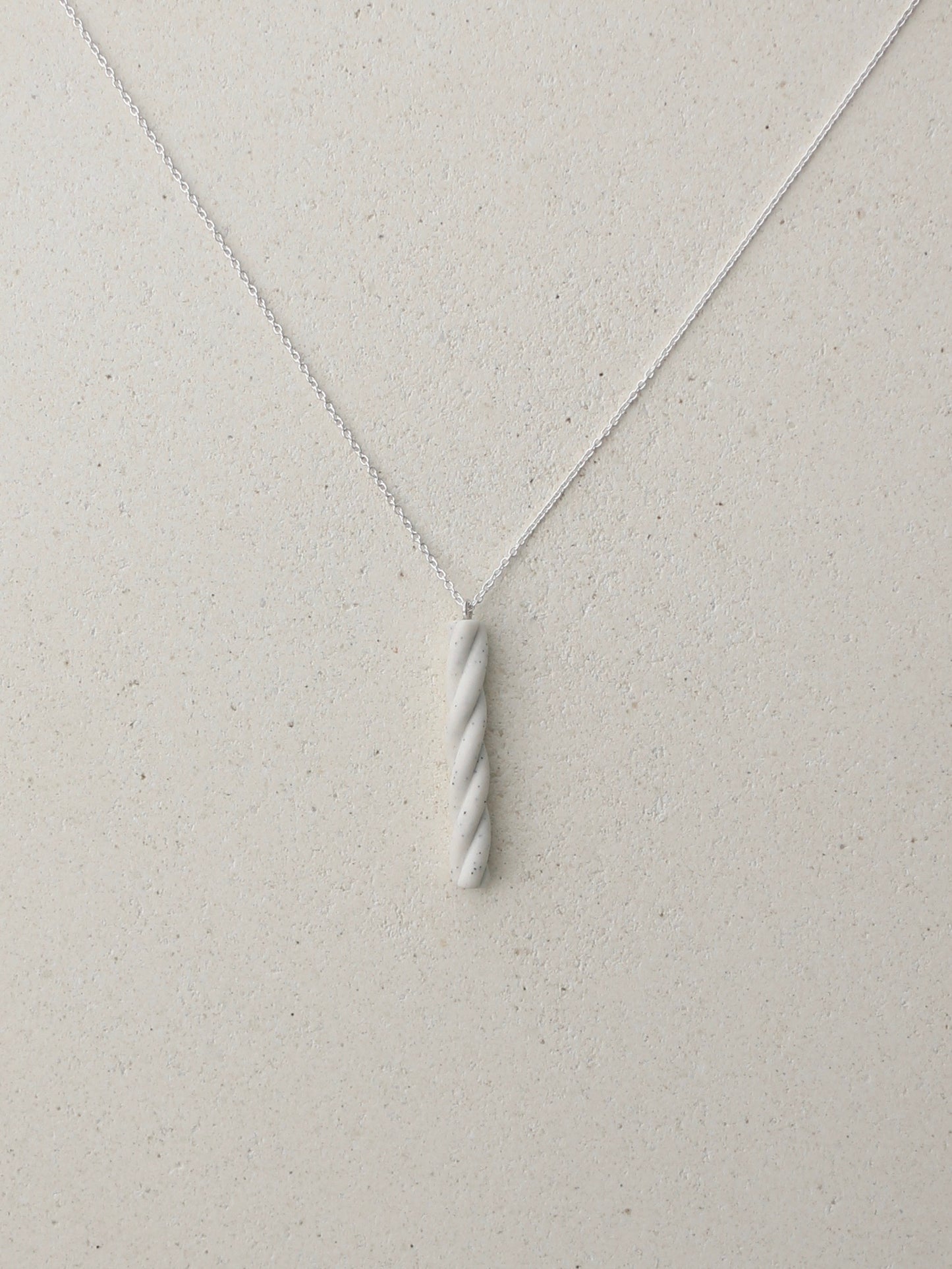 Twist Necklace Mineral White